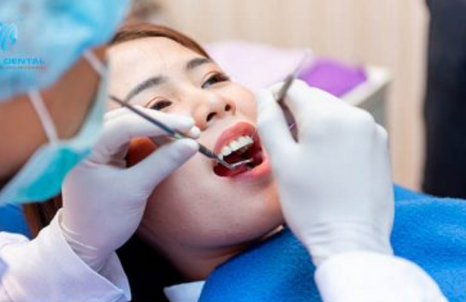 nha sĩ Hoài An khám răng cho bệnh nhân