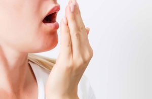 Hôi miệng do bọc răng sứ