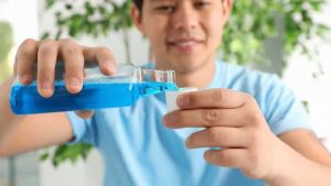 Người đàn ông và nước súc miệng