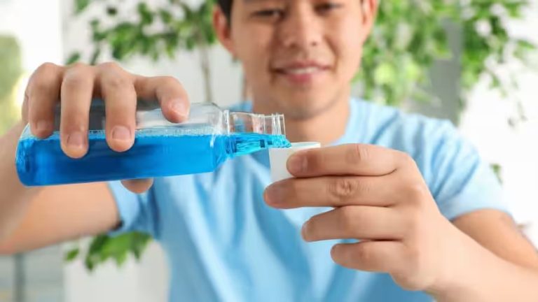 Người đàn ông và nước súc miệng